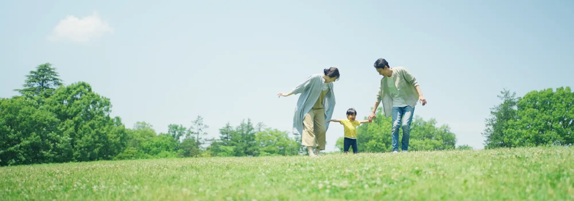 草むらで遊んでいる親子